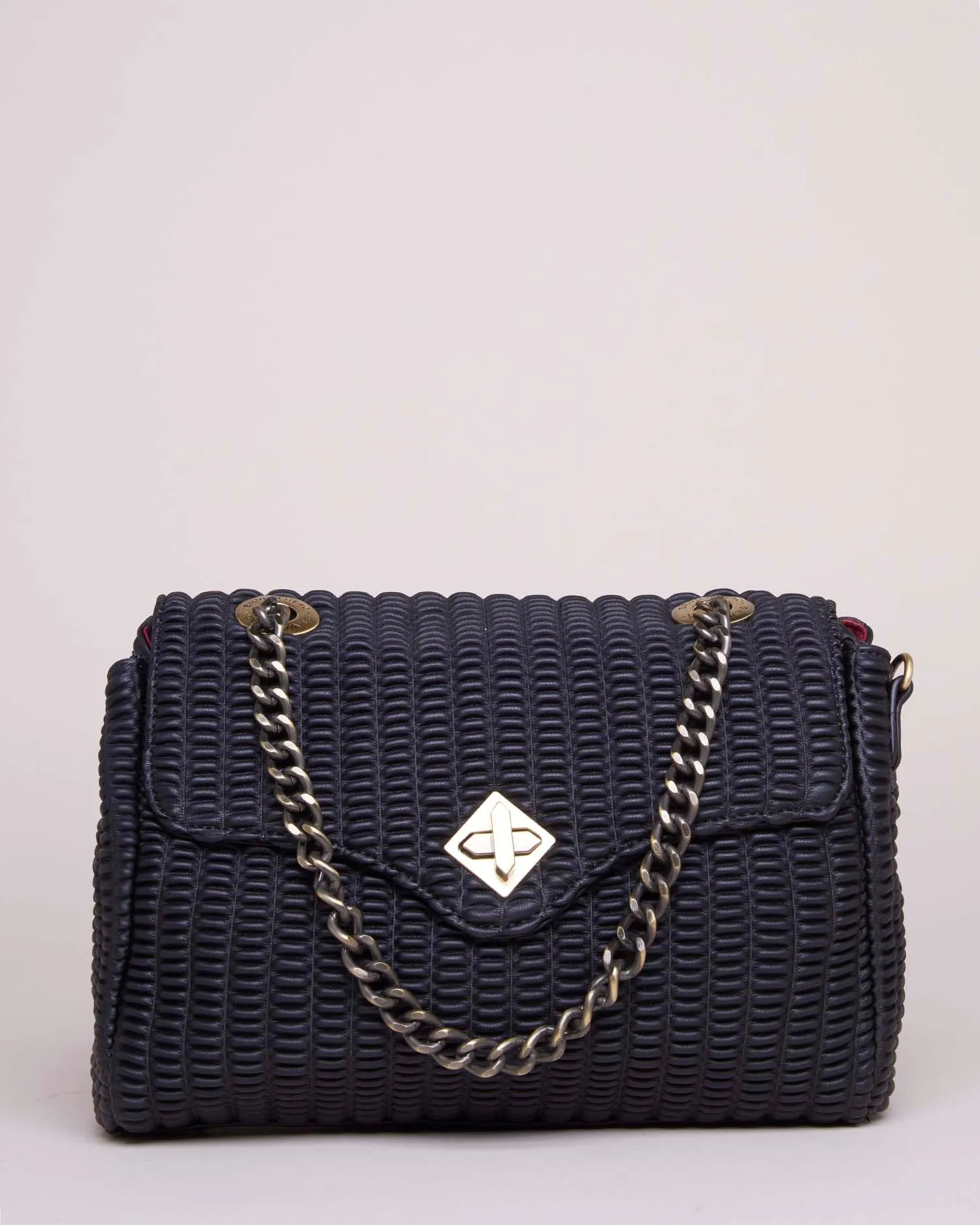Handbag with chained shoulder strap